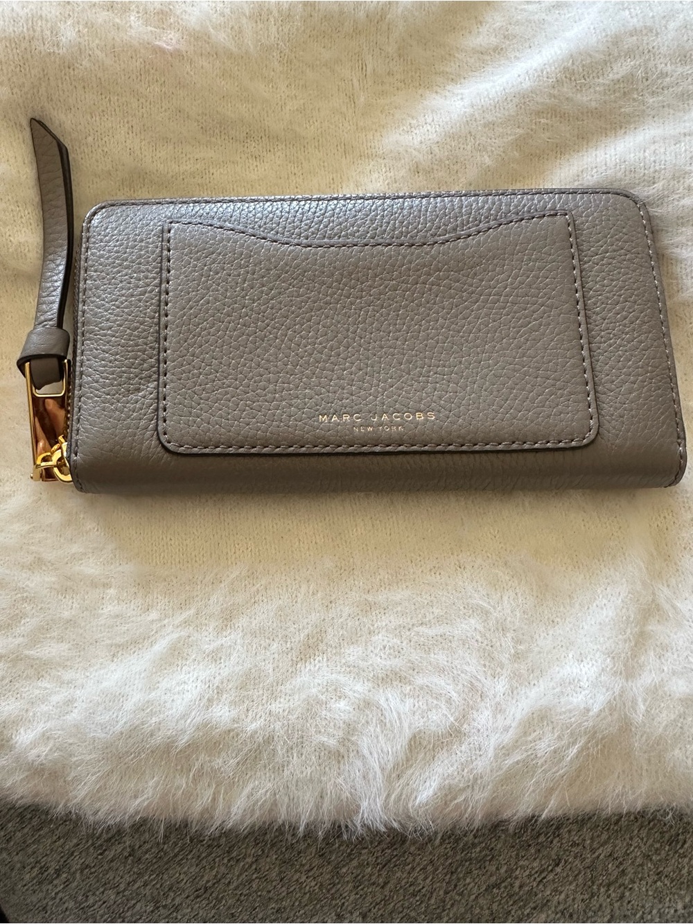 Marc Jacobs Taupe Pebbled Leather Wristlet Wallet with Gold Hardware NWOT)